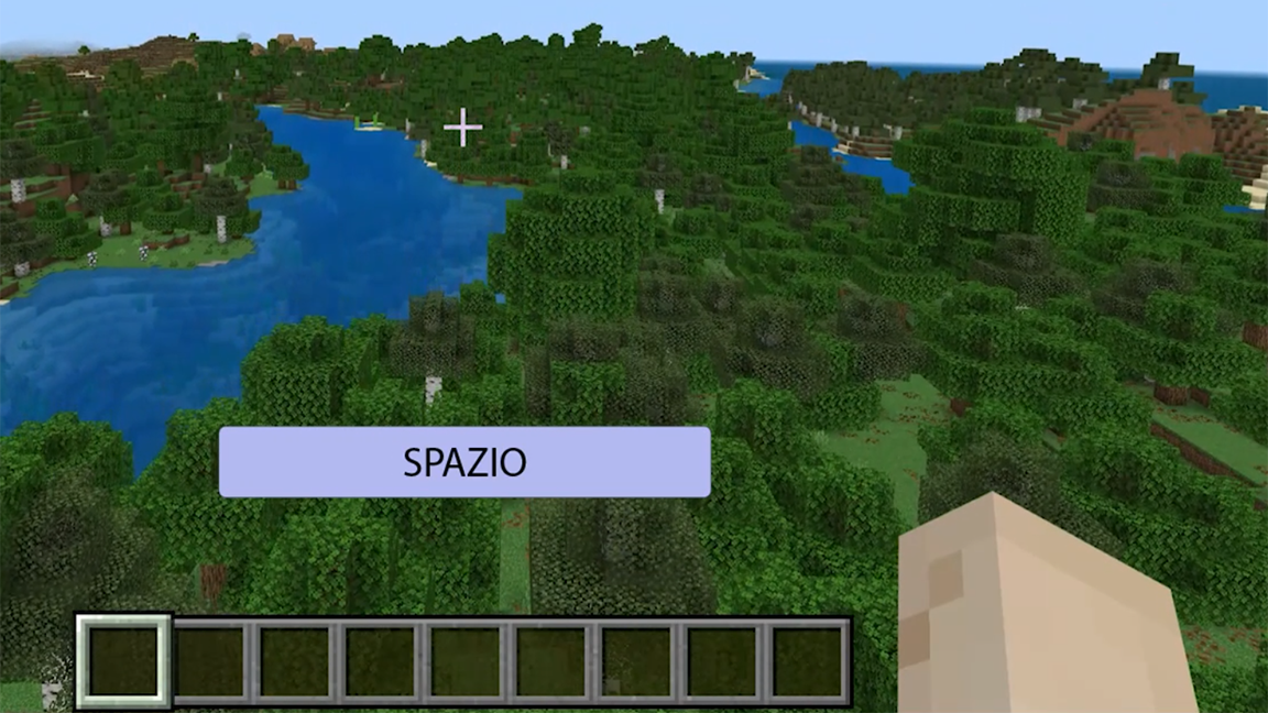 Mondo di Minecraft Education con alberi e sabbia con tasto SPAZIO per volare